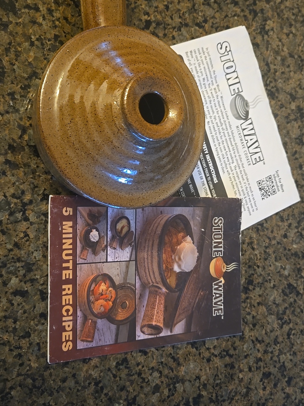 Stone Wave Ceramic pot w/ lid, for quick meal preparation, recipe book included